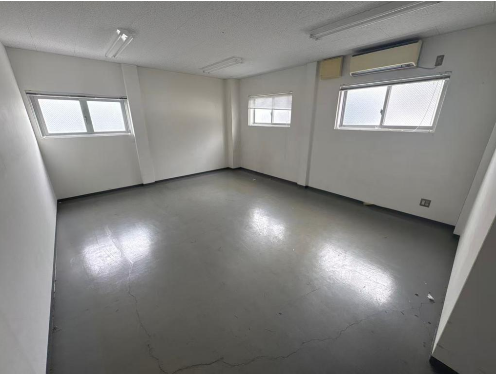 大阪市西成区津守1-8-8 津守貸倉庫